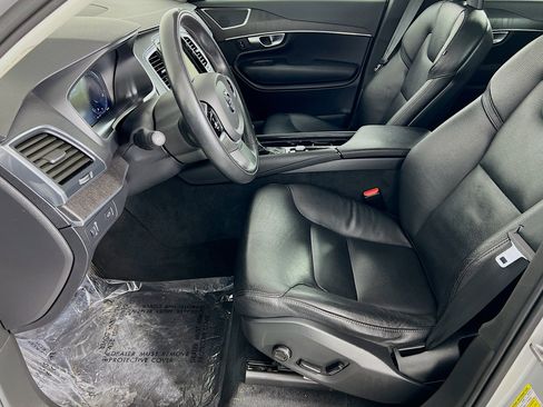 Used 2020 Volvo XC90 T6 Momentum image 3