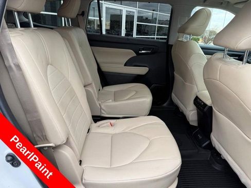 Used 2023 Toyota Highlander XLE image 12