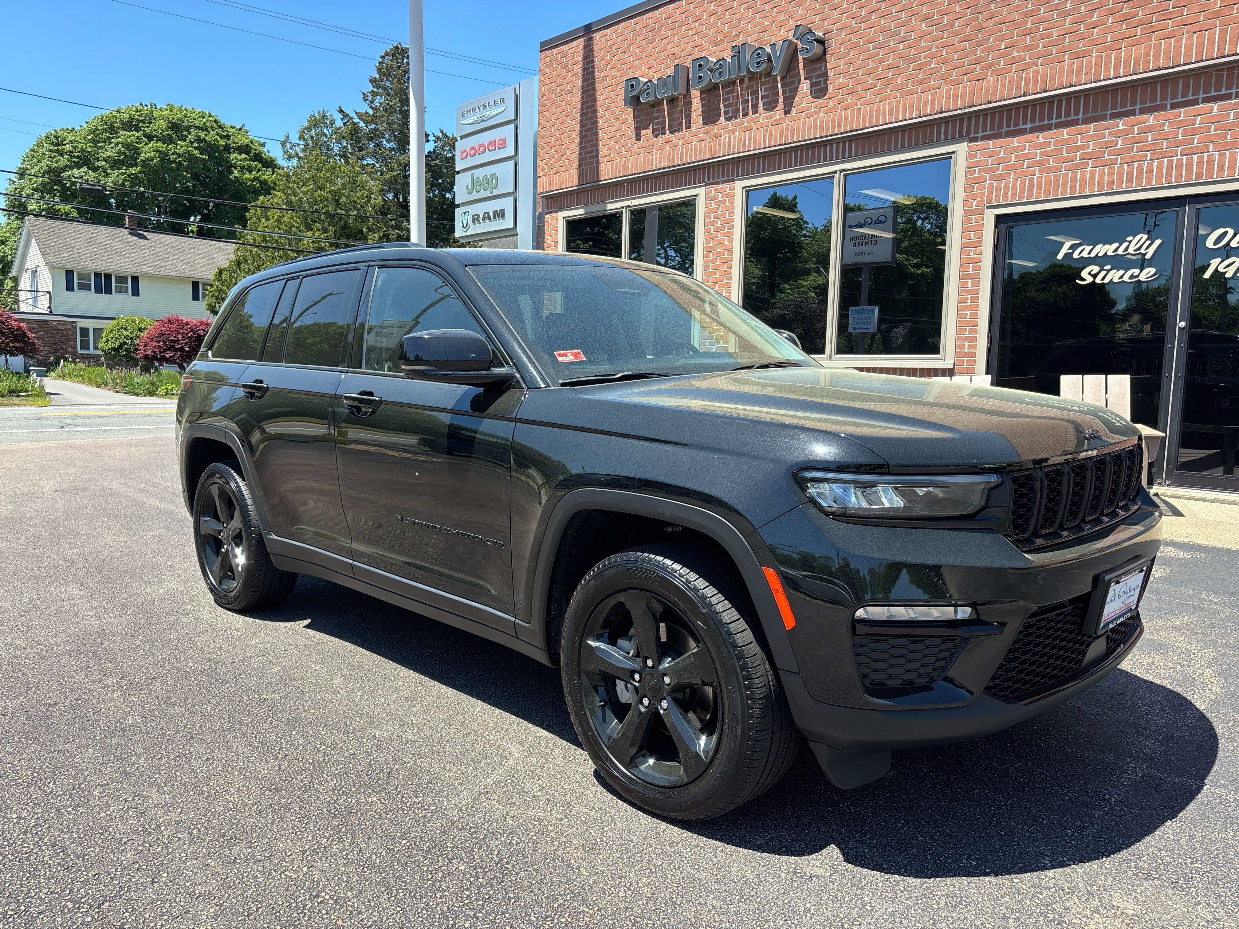 Used 2023 Jeep Grand Cherokee Limited w/ Black Appearance Package AWD/4WD image 29