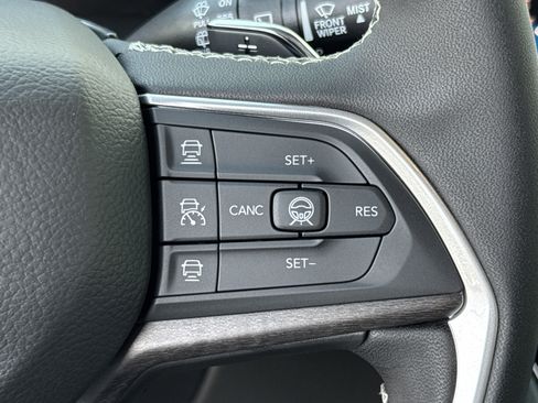 New 2026 Jeep Grand Cherokee Limited w/ Luxury Tech Group II AWD/4WD image 32
