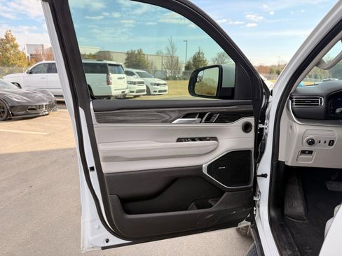 Used 2022 Jeep Wagoneer Series II w/ Premium Group I image 14