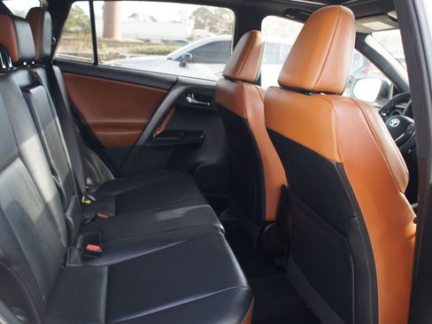 Used 2017 Toyota RAV4 SE image 17