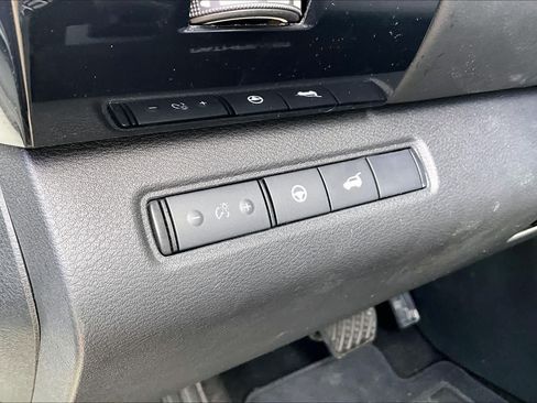 Used 2025 Nissan Pathfinder SV AWD/4WD image 31