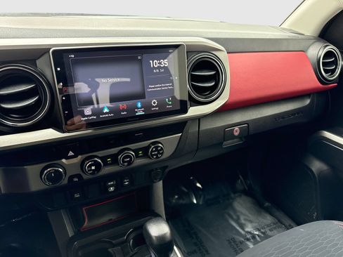 Used 2018 Toyota Tacoma SR5 AWD/4WD image 23