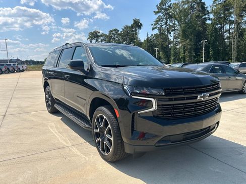 Used 2024 Chevrolet Suburban RST RWD image 2