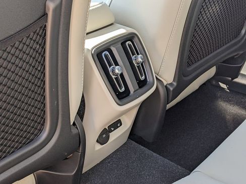 Certified 2024 Volvo XC40 B5 Ultimate w/ Climate Package AWD/4WD image 24