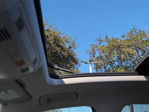 Used 2023 Volkswagen Taos SE w/ Panoramic Sunroof Package image 21