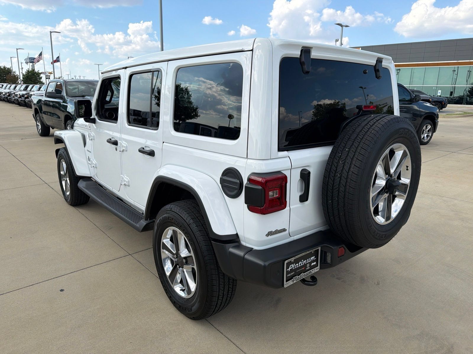 Used 2023 Jeep Wrangler Unlimited Sahara w/ Safety Group AWD/4WD image 3