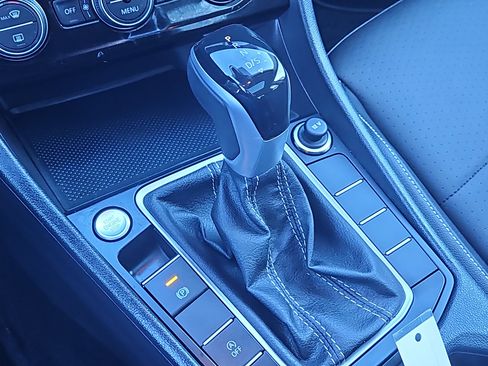 Certified 2023 Volkswagen Jetta SE w/ Panoramic Sunroof Package image 19