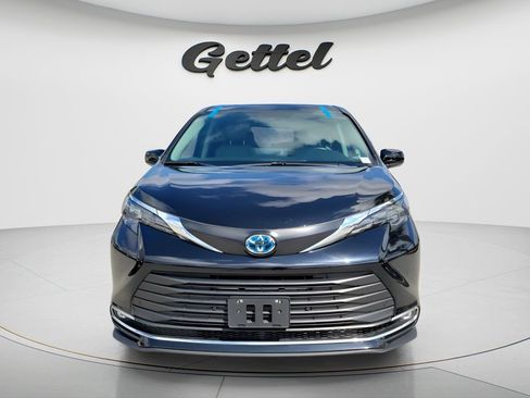 Used 2024 Toyota Sienna XLE FWD image 2