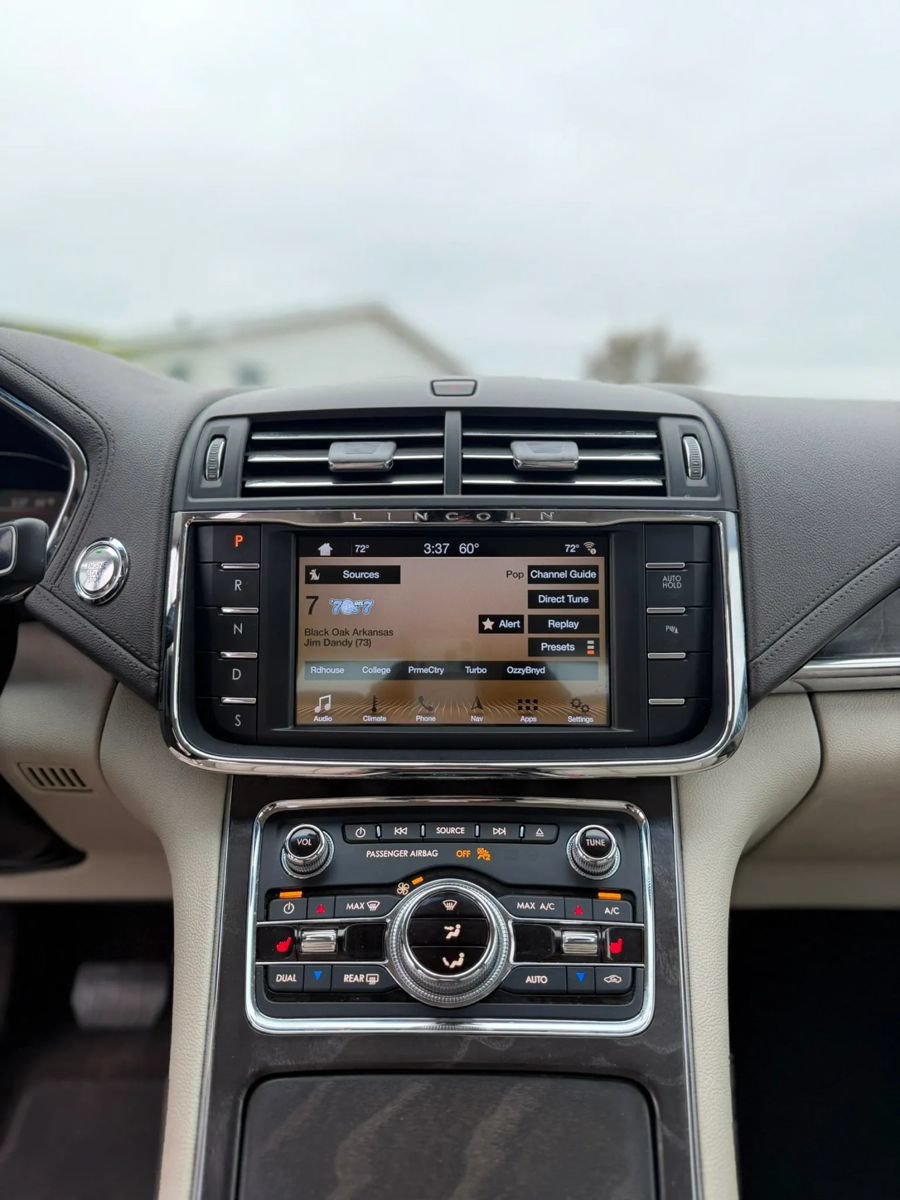 Used 2017 Lincoln Continental Select FWD image 16