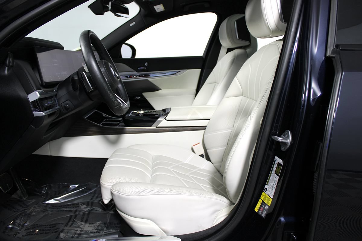 Used 2023 BMW i7 xDrive60 AWD/4WD image 14