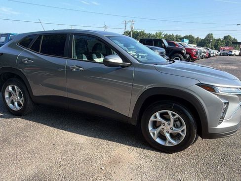 New 2026 Chevrolet Trax LS w/ LS Convenience Package FWD image 4