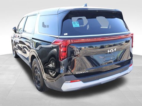 Used 2025 Kia Carnival FWD image 22