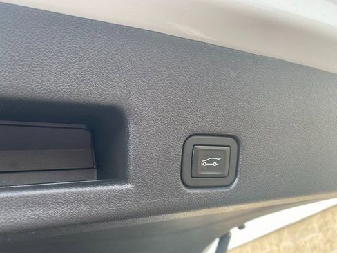 Used 2025 GMC Acadia Elevation image 11