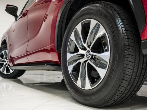 Used 2023 Toyota Highlander XLE image 37