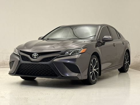 Used 2019 Toyota Camry SE FWD image 2