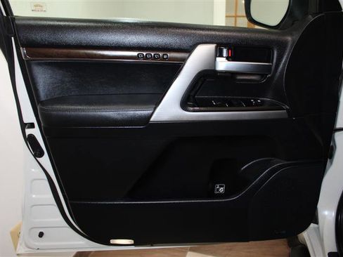 Used 2016 Toyota Land Cruiser image 36