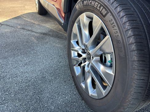 Used 2023 Toyota RAV4 XLE Premium image 6