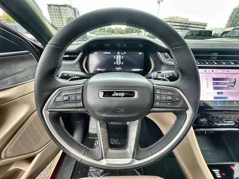 New 2025 Jeep Grand Cherokee Limited w/ Luxury Tech Group II image 16