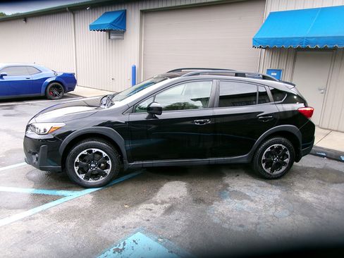 Used 2021 Subaru Crosstrek 2.0i Premium w/ Moonroof Package image 3
