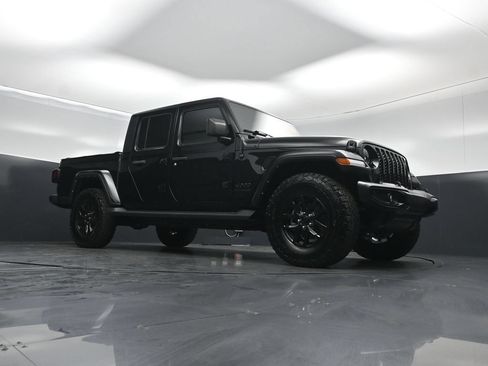 Used 2022 Jeep Gladiator Sport AWD/4WD image 3
