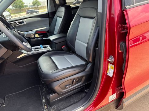 Used 2022 Ford Explorer XLT w/ Equipment Group 202A RWD image 12