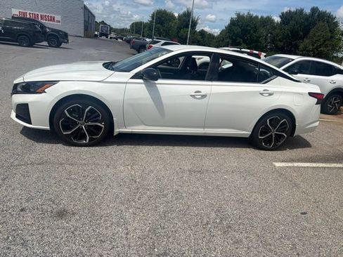 Used 2025 Nissan Altima 2.5 SR FWD image 18