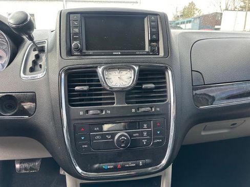 Used 2014 Chrysler Town & Country Touring image 10