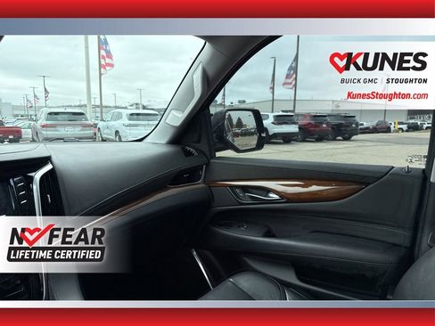 Used 2020 Cadillac Escalade Premium Luxury image 39