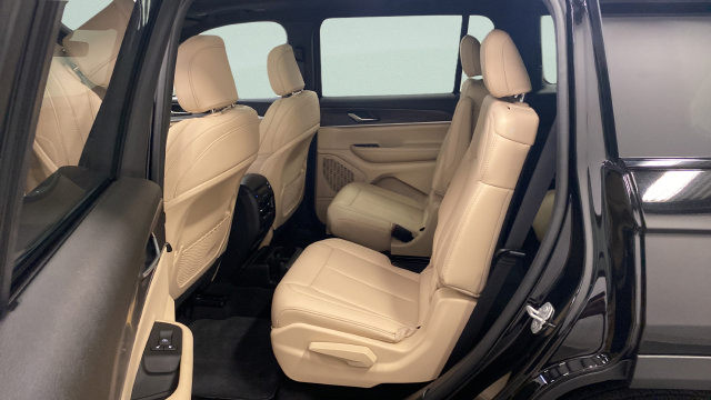 Used 2025 Jeep Grand Cherokee L Limited w/ Black Appearance Package AWD/4WD image 26