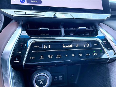Used 2023 Toyota Venza XLE AWD/4WD image 34