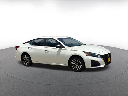 Used 2025 Nissan Altima 2.5 SV FWD image 2
