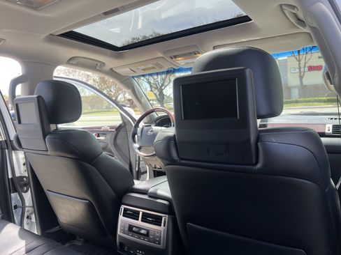 Used 2013 Lexus LX 570 4WD w/ Luxury Pkg image 38