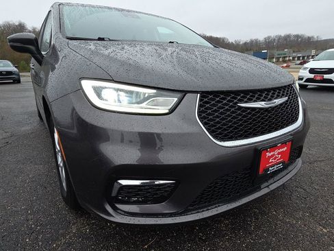 Used 2023 Chrysler Pacifica Touring-L FWD image 11