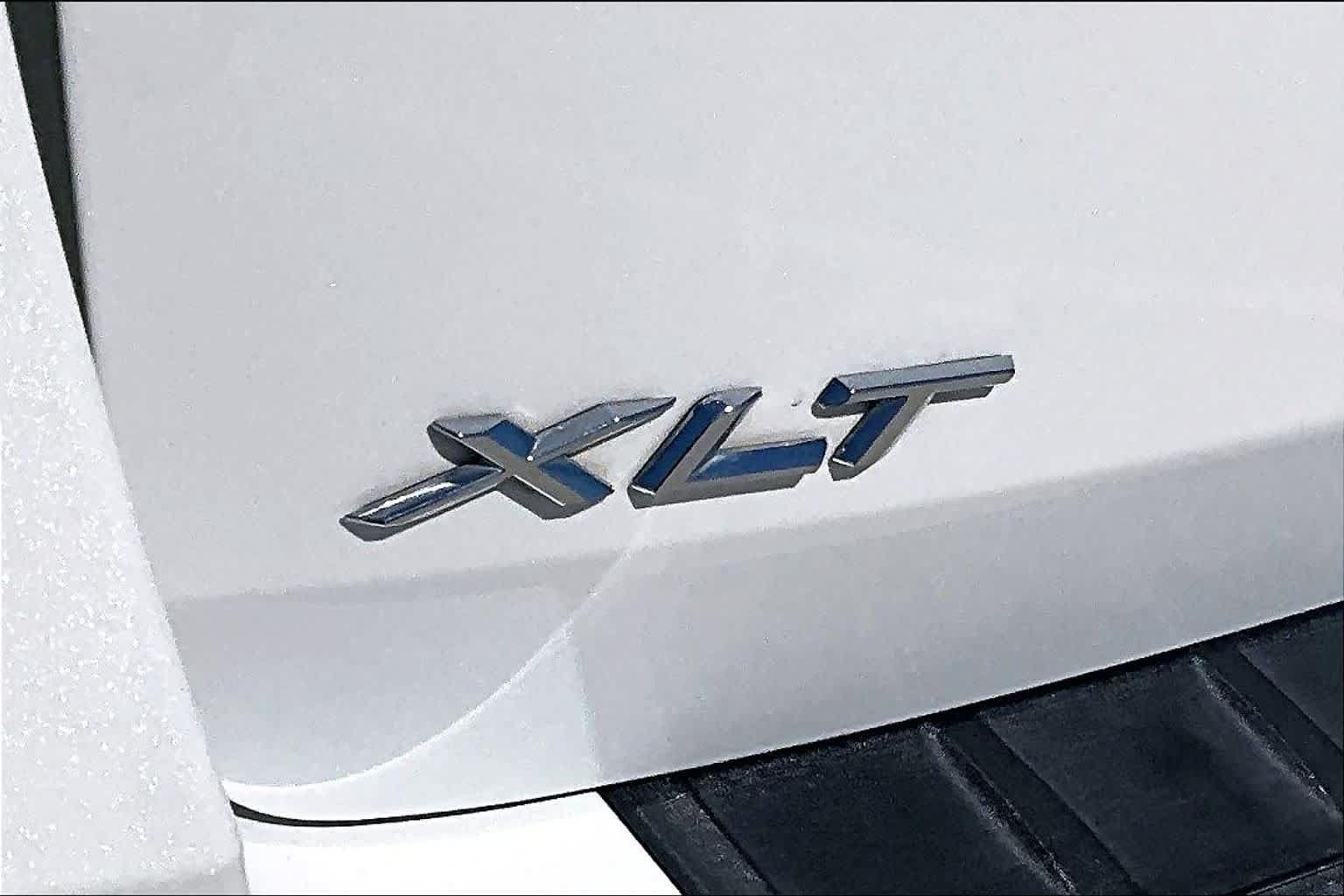 Used 2024 Ford Explorer XLT w/ Equipment Group 202A RWD image 9
