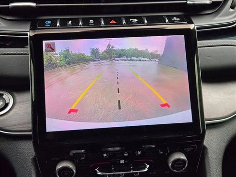 Used 2022 Jeep Grand Cherokee Overland AWD/4WD image 13
