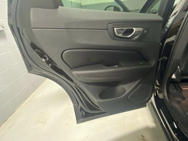 Certified 2023 Volvo XC60 B5 Plus AWD/4WD image 7