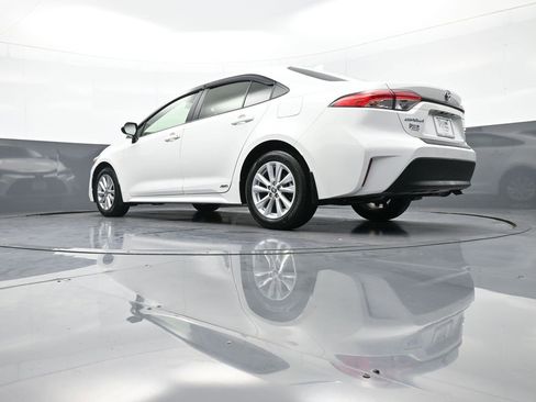 Certified 2025 Toyota Corolla LE image 30