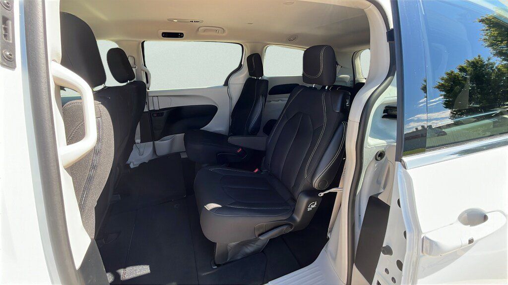 Used 2023 Chrysler Voyager LX FWD image 16