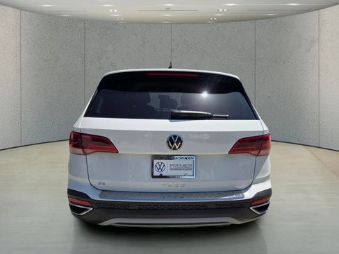 Used 2022 Volkswagen Taos SE FWD image 4