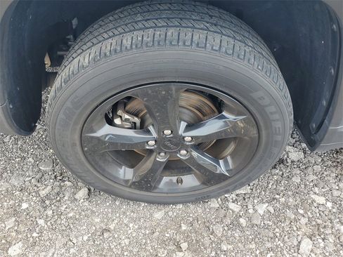 Used 2022 Jeep Grand Cherokee L Laredo image 7