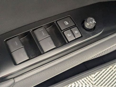 Used 2025 Toyota Camry SE image 11