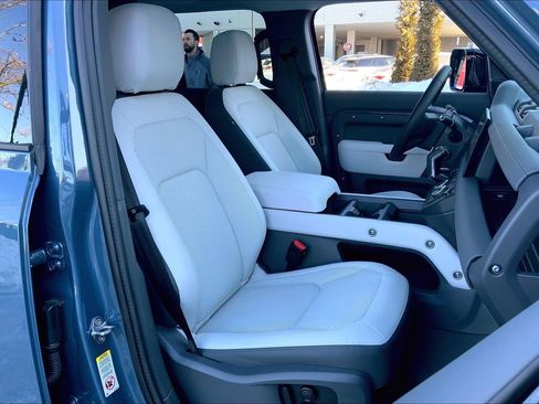 Used 2025 Land Rover Defender 110 X-Dynamic SE image 8