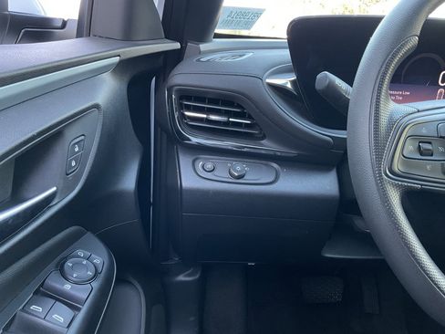 Used 2025 Buick Envista Preferred image 25