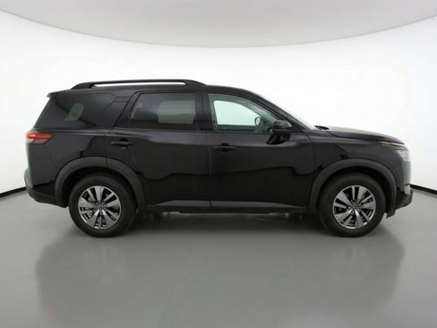 Used 2025 Nissan Pathfinder SV image 8