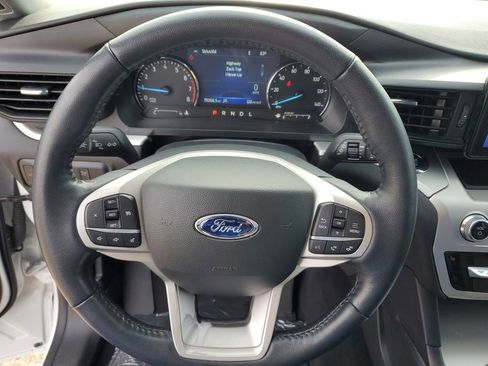 Used 2022 Ford Explorer XLT image 18