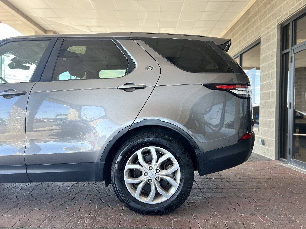 Used 2018 Land Rover Discovery SE AWD/4WD image 5