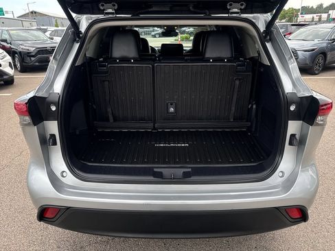 Used 2024 Toyota Highlander XLE AWD/4WD image 8