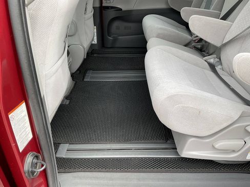 Used 2020 Toyota Sienna LE w/ LE Preferred Package FWD image 34